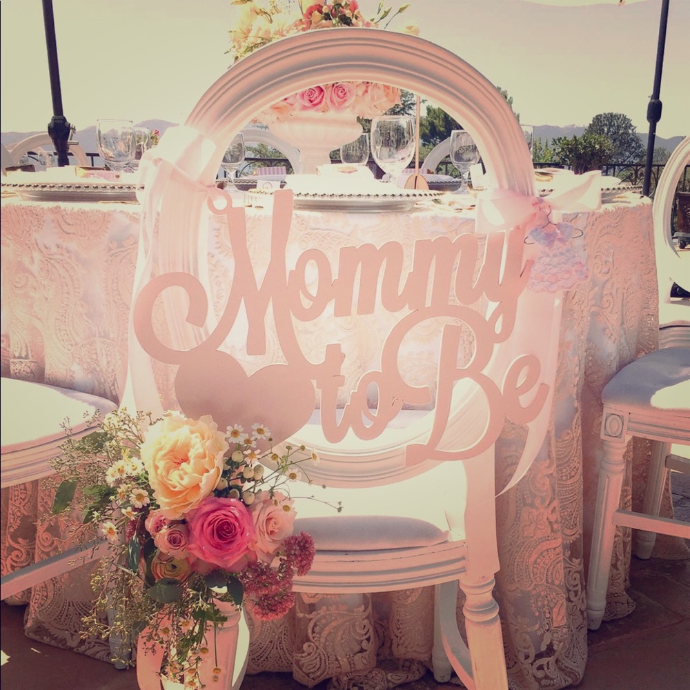 “Mom to be” sign